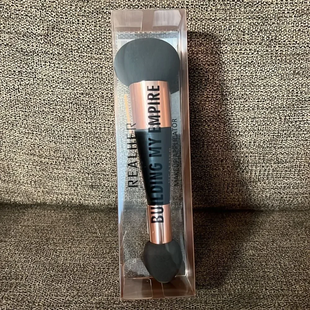 NEW REALHER Building My Empire Makeup Applicator Brush New in Box